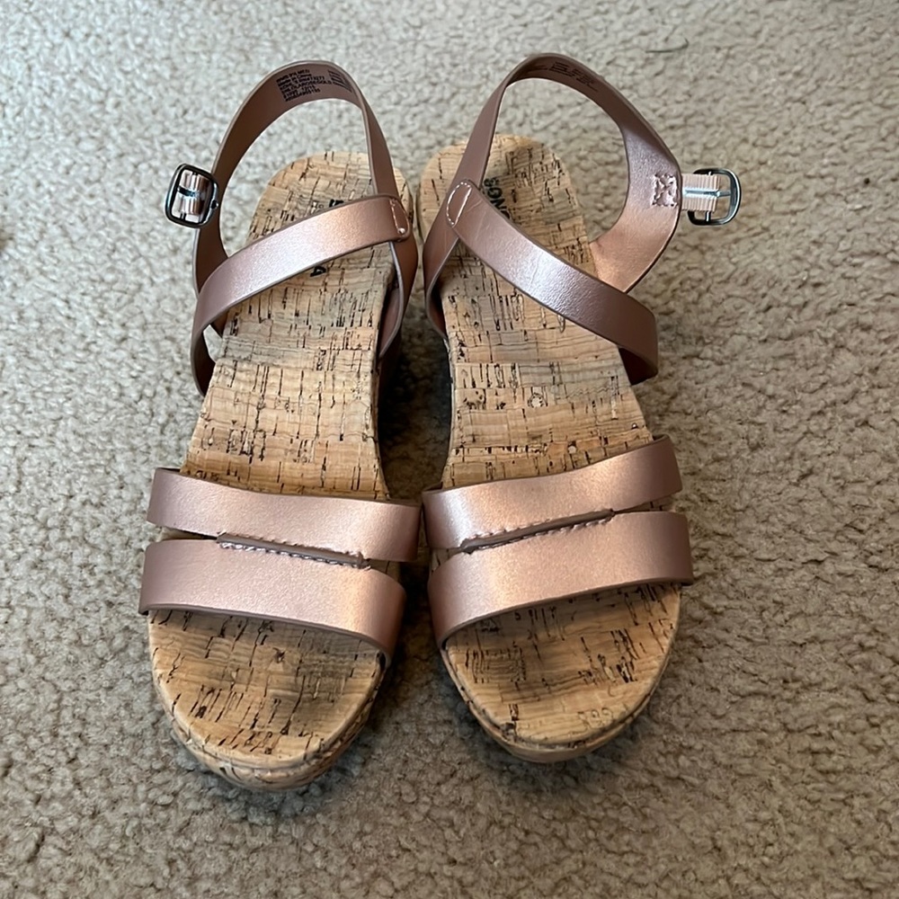 Sonoma Heel Size 9 1/2 Rose gold straps and tan soles